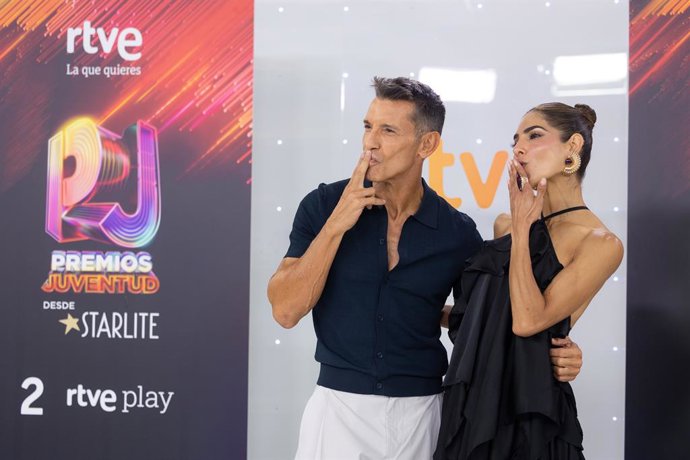 El presentador de televisión y actor Jesús Vázquez y la modelo y presentadora Alejandra Espinoza posan en el photocall de la presentación de los Premios Juventud 2026, a 31 de agosto de 2026, en Madrid (España). Los Premios Juventud, presentados por RTVE 