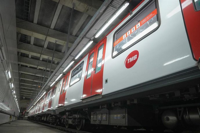 Archivo - Un tren durante una visita a los túneles de lavado y al espacio de limpieza de graffitis del Metro de Barcelona