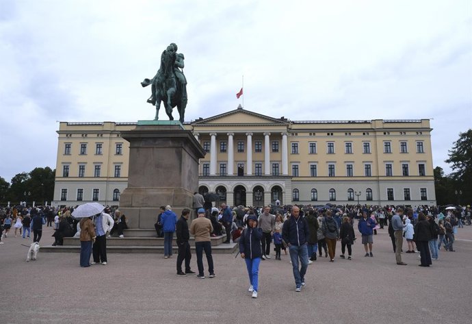 OSLO, Aug. 28, 2026  -- People gather outside the Royal Palace as Norway's royal standard flies at half-mast in Oslo, Norway, on Aug. 28, 2026. Norway's King Harald V died at the age of 89 early Friday, the Royal House of Norway said.    TO GO WITH "Norwa