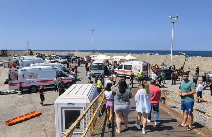 Ambulancias en el puerto de Kirenia/Girne, en la República Turca del Norte de Chipre tras el naufragio de un ferry