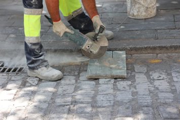 Archivo - Detalle de las obras de repavimentación de la calle Alemanes, en una imagen de archivo.
