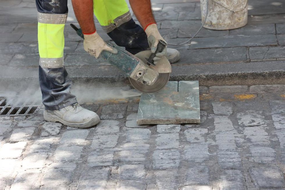 Archivo - Detalle de las obras de repavimentación de la calle Alemanes, en una imagen de archivo.