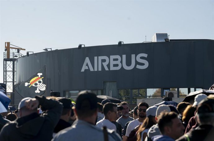 Varias personas durante la cuarta jornada de huelga indefinida de empleados de Airbus, a 28 de agosto de 2026, en Getafe, Madrid (España). 
