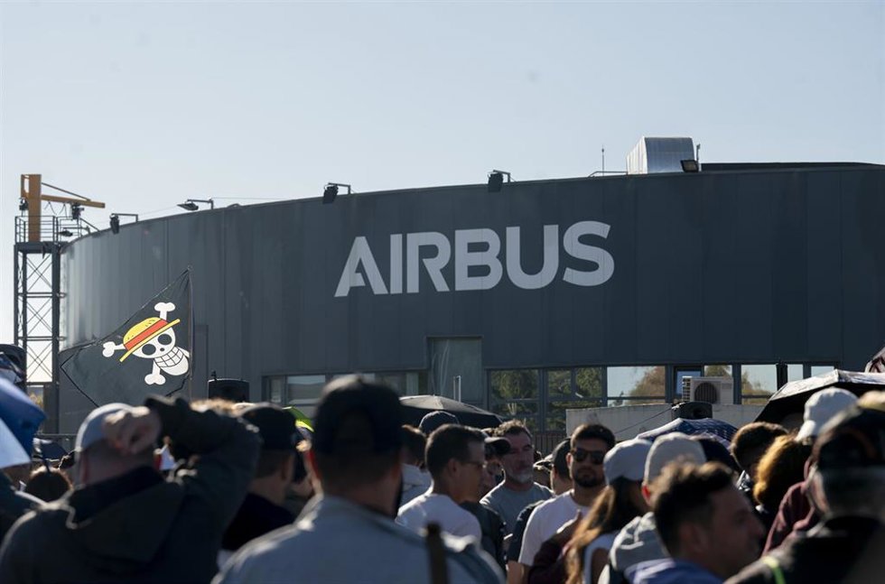Varias personas durante la cuarta jornada de huelga indefinida de empleados de Airbus, a 28 de agosto de 2026, en Getafe, Madrid (España). 