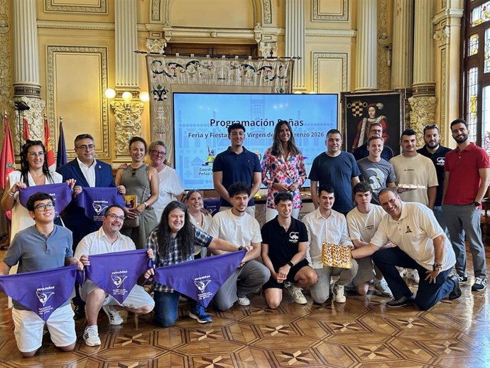Foto conjunta del acto de presentación de la programación de las Peñas para las Fiestas de la Virgen de San Lorenzo.