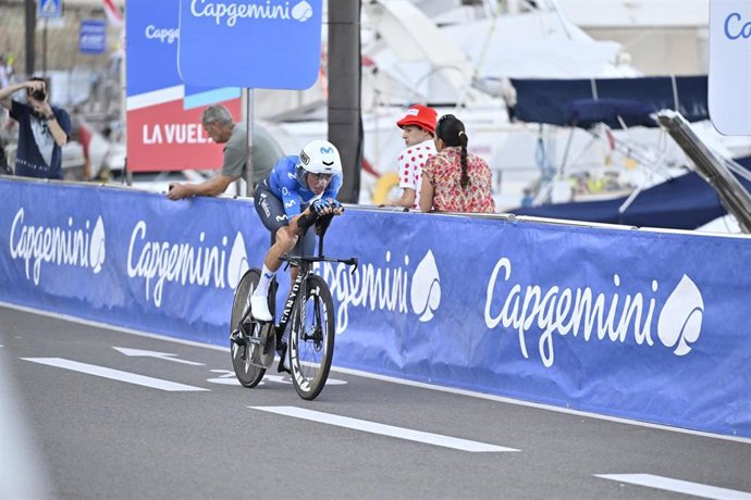 Un ciclista durante la salida de la Vuelta Ciclista a España, a 22 de agosto de 2026, en Mónaco (Francia).