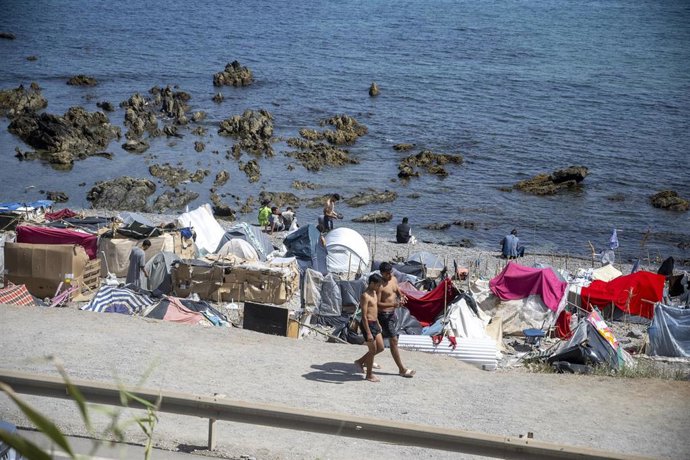 Varios inmigrantes acampados en una playa, a 31 de agosto de 2026, en Ceuta (España).