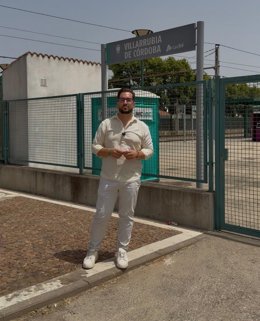 El concejal de Hacemos Córdoba José Carlos Ruiz en la estación de Villarrubia de Córdoba.