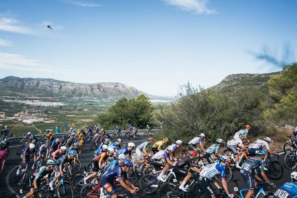 Pelotón durante La Vuelta 2026