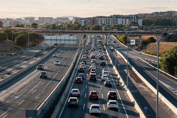 Vehículos circulan por la carretera A3 a la altura del Ensanche de Vallecas durante la operación retorno del verano, a 30 de agosto de 2026, en Pinto, Madrid (España). 