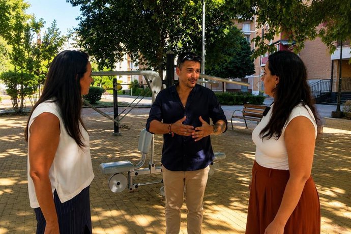 La portavoz de Vox en el Ayuntamiento de Córdoba, Marta León (dcha), en su visita al Sector Sur.