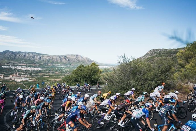 Pelotón durante La Vuelta 2026