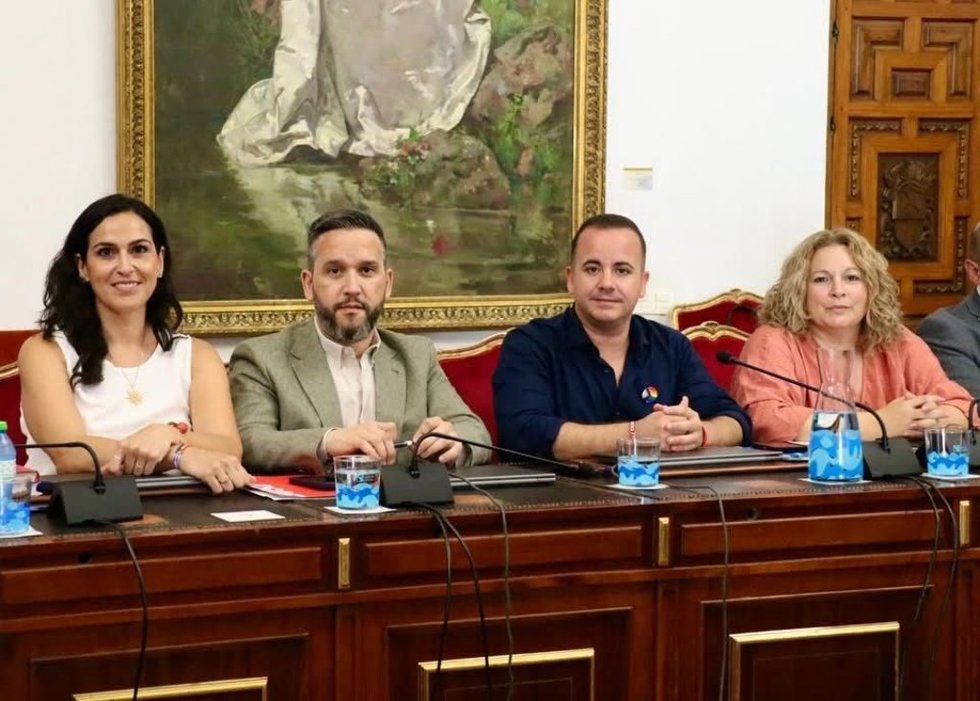 El viceportavoz del Grupo Socialista en la Diputación de Córdoba, Antonio Oliván (segundo por la dcha.).