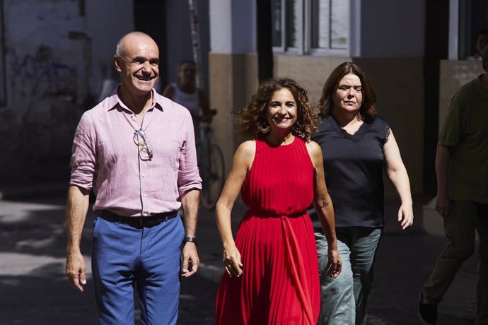 Archivo - La secretaria general del PSOE-A, María Jesús Montero, junto al portavoz del PSOE en el Ayuntamiento de Sevilla, Antonio Muñoz, en una imagen de archivo.