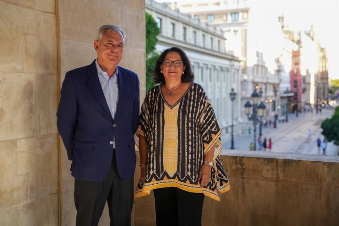 El alcalde de Sevilla, José Luis Sanz, junto a la presidenta de la Casa de Ceuta en Sevilla, Rosa Colmenar.