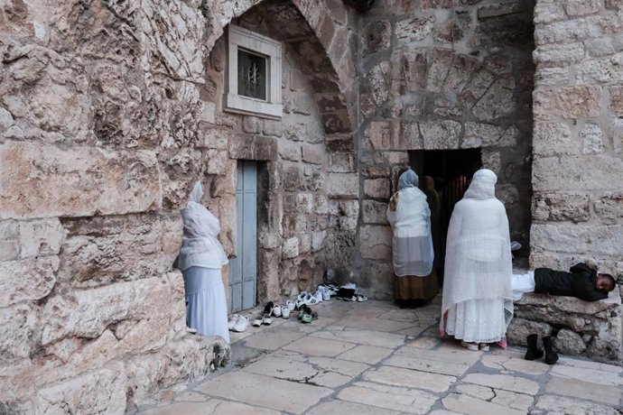 Archivo -  Fieles cristianos participan en procesiones y oraciones del Domingo de Ramos en la Iglesia del Santo Sepulcro