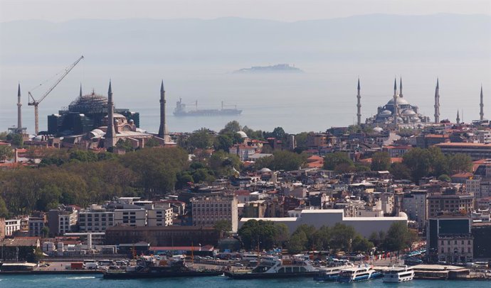 Archivo - Arquivo - 11 de maio de 2026, Istambul, Turquia: À esquerda, a Grande Mesquita de Hagia Sophia e, à direita, a Mesquita Azul (Mesquita do Sultão Ahmed), fotografadas durante o segundo dia de uma missão econômica belga à Turquia, em Istambul, na 