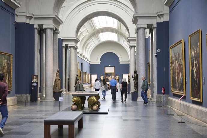 Archivo - Arquivo - Várias pessoas observam quadros no Museu Nacional do Prado, em 9 de abril de 2026, em Madri (Espanha). O Museu Nacional do Prado abriga uma das mais importantes coleções de pintura europeia do mundo, com destaque especial para as obras