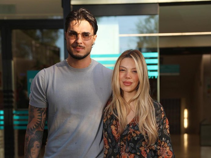 Alejandra Rubio y Carlo Costanzia a las puertas del hospital Fundación Jiménez Díaz tras el nacimiento de su segunda hija.