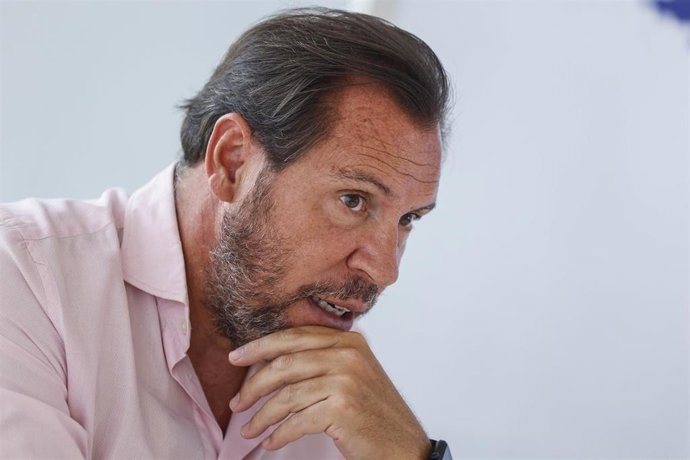 El ministro de Transportes y Movilidad Sostenible, Óscar Puente, durante una entrevista para Europa Press, a 17 de agosto de 2026, en Alicante, Comunidad Valenciana (España).