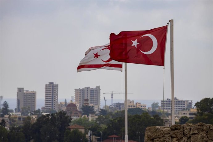 Archivo - Banderas de Turquía y de la autoproclamada República Turca del Norte de Chipre (archivo)