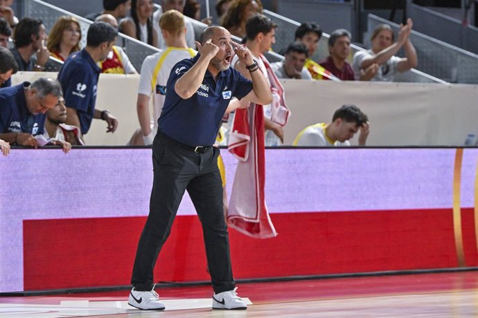 Archivo - Arquivo - 2 de julho de 2026, Madri, Madri, Espanha: CHUS MATEO, técnico da Seleção Espanhola, durante o jogo amistoso de basquete entre ESPANHA e DINAMARCA, válido pelas eliminatórias da Copa do Mundo 2025-26 para o QAT'27, realizado na Caja Má