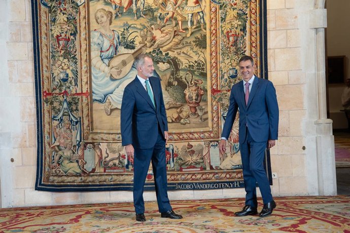 Archivo - Arquivo - O Rei Felipe VI (à esquerda) durante uma reunião com o presidente do Governo, Pedro Sánchez (à direita), no Palácio Real da Almudaina, em 29 de julho de 2026, em Palma de Maiorca, Ilhas Baleares (Espanha).