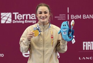 Alba Sánchez Ferrer con su oro en halterofilia en los Juegos Mediterráneos de Taranto