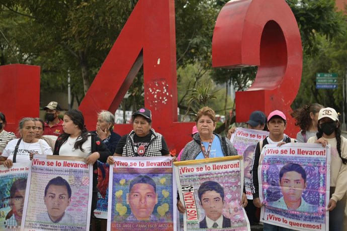 August 26, 2026, Ciudad De MéXico, Mexico: MEXICO Ciudad De MéXico, MEXICO - AUGUST 26, 2026: Relatives of the 43 missing students from the Ayotzinapa Rural Teachers' College, joined by students and activists, march from the Angel of Independence toward t