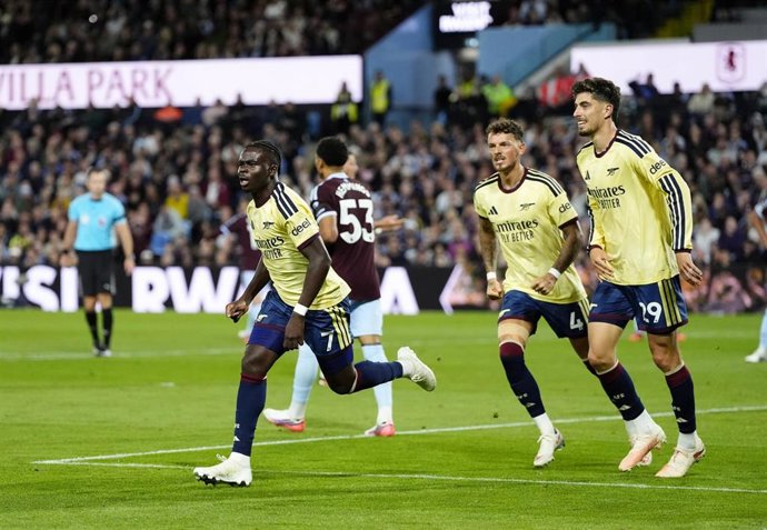 Bukayo Saka celebra su gol en el Aston Villa-Arsenal
