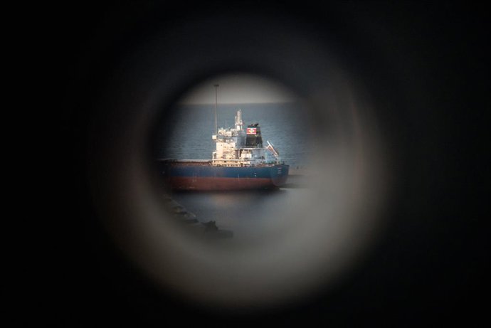 Archivo - Arquivo - 29 de março de 2026, Emirados Árabes Unidos: MASQUATE, OMÃ - 29 DE MARÇO: Um petroleiro está ancorado no ancoradouro de Masquate em 29 de março de 2026, em Masquate, Omã.