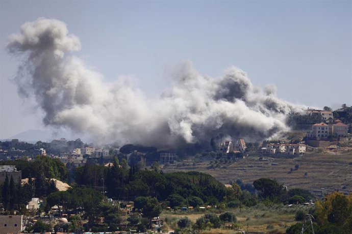 Archivo - Columnas de humo se elevan en el distrito de Nabatiye, en el sur de Líbano, en medio de ataques israelíes