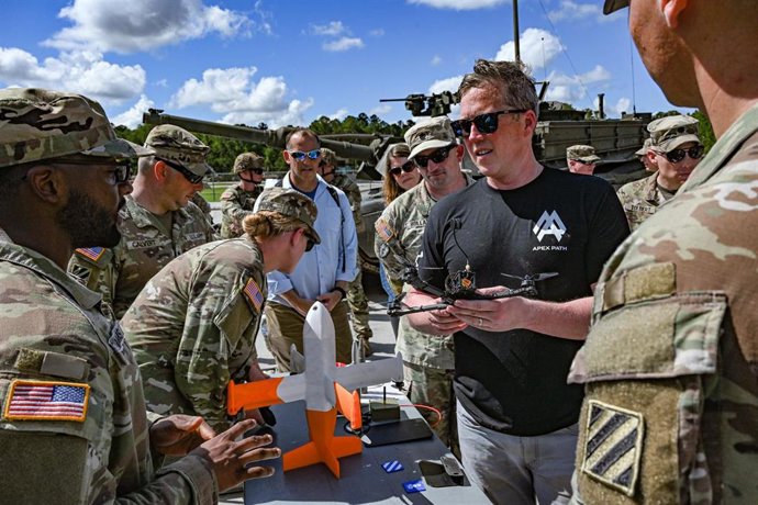 Archivo - El secretario del Ejército de Estados Unidos, Dan Driscoll, en el centro, conversa con soldados de la 3.ª División de Infantería en Fort Stewart, Georgia