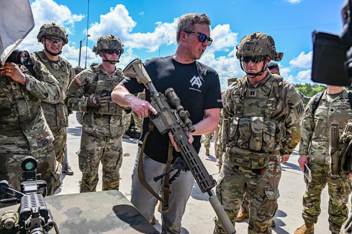 El secretario del Ejército de Estados Unidos, Dan Driscoll, en el centro