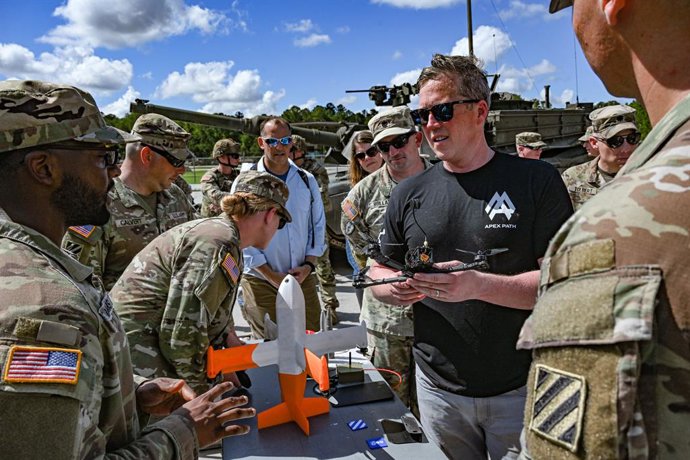 Archivo - Arquivo - 23 de junho de 2025, Fort Stewart, Geórgia, Estados Unidos: O secretário do Exército dos EUA, Dan Driscoll, ao centro, ouve soldados da 3ª Divisão de Infantaria explicarem algumas das armas para drones utilizadas em Fort Stewart, em 23