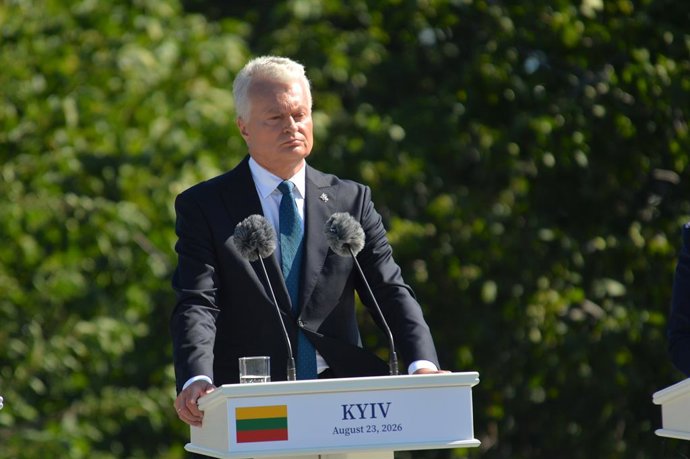 23 de agosto de 2026, Kiev, Ucrânia: O presidente da Lituânia, Gitanas Nauseda, participa da cerimônia de hasteamento da bandeira nacional no Museu Nacional de História da Ucrânia, no Complexo Memorial da Segunda Guerra Mundial, por ocasião do Dia da Band