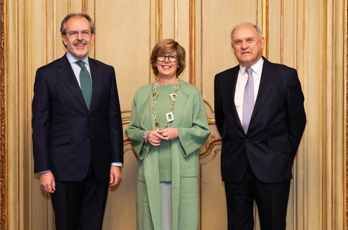 Archivo - De izquierda a derecha, el consejero delegado de Banca March, Jose Luis Acea, la consejera delegada de Euroclear, Valerie Urbain, y el presidente de Inversis, Luis Lad