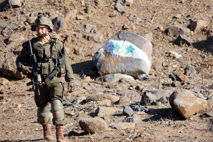Archivo - Arquivo - QUNEITRA, 19 de dezembro de 2024  -- Um soldado israelense é visto em uma vila próxima à fronteira administrativa entre as províncias de Daraa e Quneitra, na Síria, em 17 de dezembro de 2024.   Na terça-feira, tanques israelenses avanç