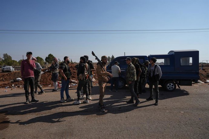 Archivo - Arquivo - 21 de julho de 2025, Síria, Daraa: Forças de segurança sírias estão próximas aos diques de terra que ergueram ontem perto da cidade de Busra al-Harir, na zona rural de Daraa, para impedir que forças tribais avancem em direção às aldeia