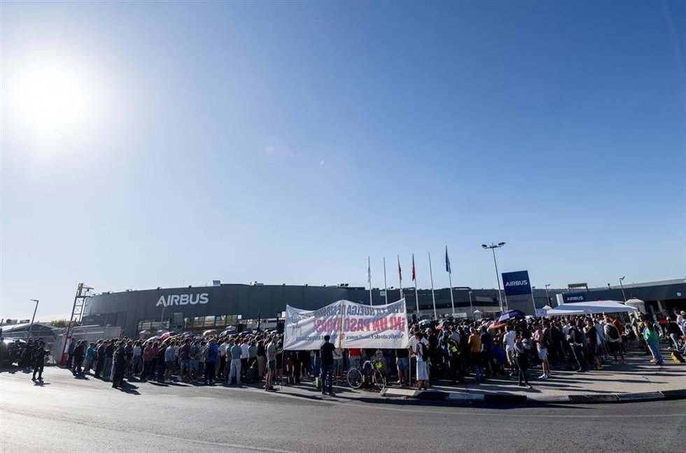 Varias personas durante la cuarta jornada de huelga indefinida de empleados de Airbus, a 28 de agosto de 2026, en Getafe, Madrid (España). 