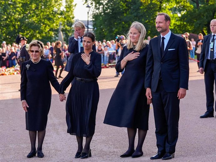 La Reina Sonia, la Princesa Marta Luisa, la Reina Mette-Marit y el Rey Haakon han salido a las puertas del Palacio Real para agradecer el cariño del pueblo