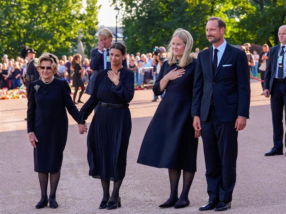 La Reina Sonia, la Princesa Marta Luisa, la Reina Mette-Marit y el Rey Haakon han salido a las puertas del Palacio Real para agradecer el cariño del pueblo