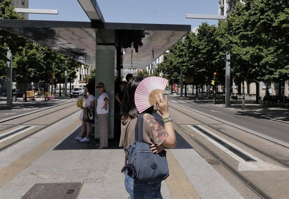 Archivo - Una mujer se tapa del sol con un abanico en la parada del tranvía del Paseo de La Independencia, a 10 de julio de 2023, en Zaragoza, Aragón (España).