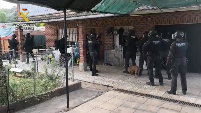 Dos detenidos por robar a otra persona también arrestada por incendiar sus viviendas en represalia.