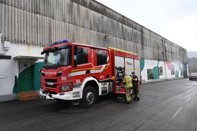 Archivo - Bomberos trabajan en las labores de extinción de un incendio ocurrido en una nave industrial (archivo)