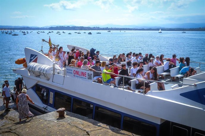 Archivo - Barco de turistas de camino a la playa del Puntal, a 10 de agosto de 2025, en Santander, Cantabria (España).