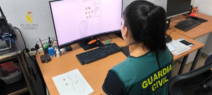 La Guardia Civil detiene a un matrimonio por el hurto de joyas a personas de avanzada edad.