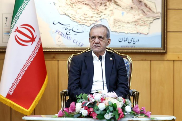 31 de agosto de 2026, Teerã, Irã: O presidente iraniano Masoud Pezeshkian parte de Teerã, no Irã, com destino a Bishkek, no Quirguistão, em 31 de agosto de 2026, para participar da cúpula da Organização de Cooperação de Xangai. Pezeshkian chegou posterior