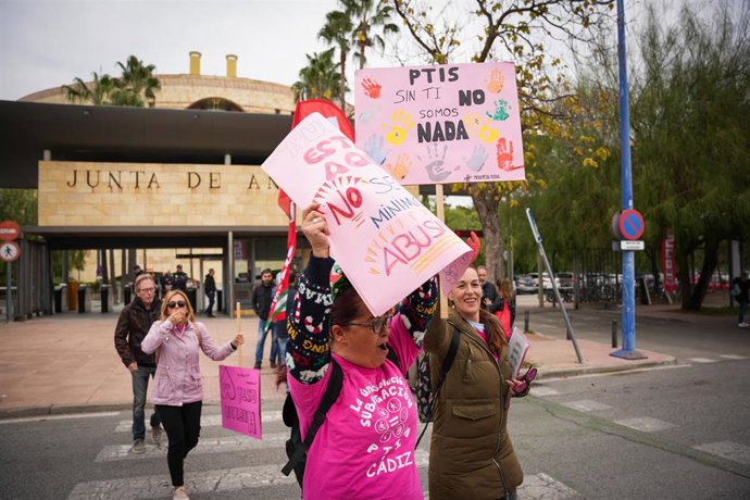 Archivo - Trabajadores PTIS (Personal Técnico de Integración Social) e ILSE (Interpréte de Lengua de Signos) con pancartas de protesta durante una concentración. A 27 de noviembre de 2023, en Sevilla (Andalucía, España). 