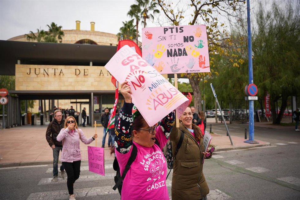 Archivo - Trabajadores PTIS (Personal Técnico de Integración Social) e ILSE (Interpréte de Lengua de Signos) con pancartas de protesta durante una concentración. A 27 de noviembre de 2023, en Sevilla (Andalucía, España). 
